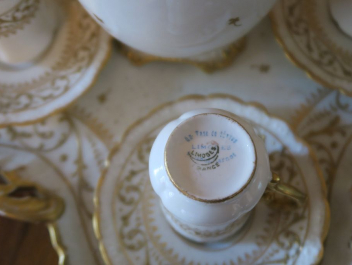 Partie de service à café en porcelaine de Limoges, à décor émaillé de 