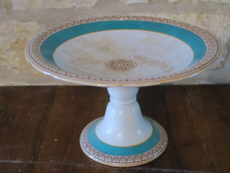 Vente aux enchères Grande coupe sur pied en faience polychrome à décor de fleurs et de li
