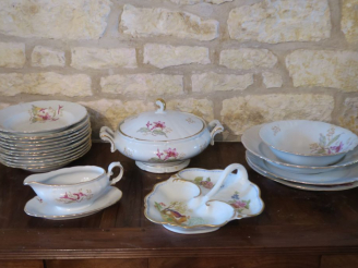 Vente aux enchères Partie de service de table en porcelaine allemande à décor de fleurs p