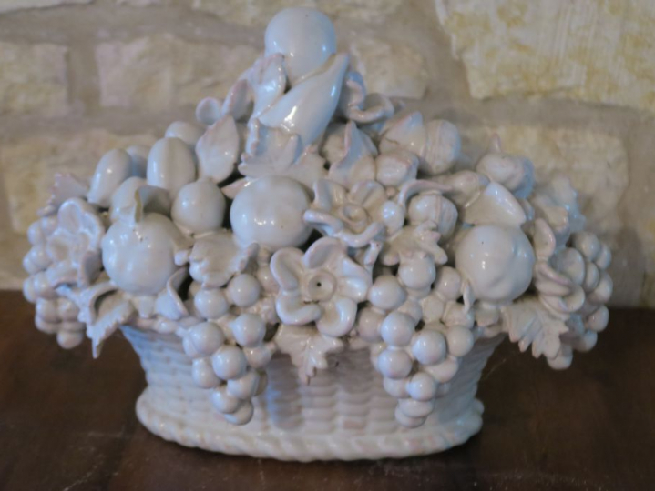 Centre de table en terre vernissée blanche formant une corbeille de fr