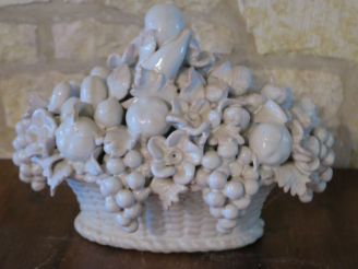 Vente aux enchères Centre de table en terre vernissée blanche formant une corbeille de fr