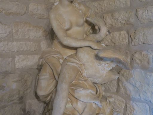 Ecole française XXème.   "Léda et le cygne" Moulage en plâtre patiné. 
