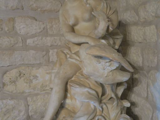Ecole française XXème.   "Léda et le cygne" Moulage en plâtre patiné. 