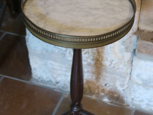 Guéridon tripode en acajou et placage d'acajou, plateau et marbre à ga