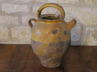 Vente aux enchères Chevrette en terre vernissée jaune. (petits sauts d'émail) H. 34 cm.