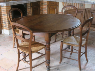 Vente aux enchères Table de cuisine à abattant de style Louis Philippe en bois mouluré et