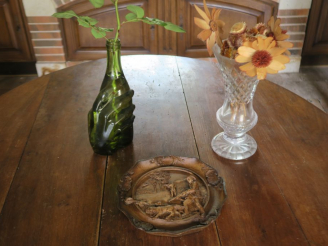 Vente aux enchères Assiette murale décorative en bois sculpté. Un pichet en verre en form