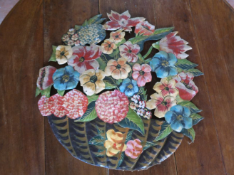 Vente aux enchères Plaque murale en métal peint à décor de fleurs. Dim. 61 x 60 cm.