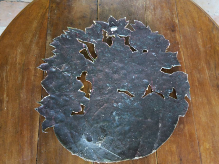 Plaque murale en métal peint à décor de fleurs. Dim. 61 x 60 cm.