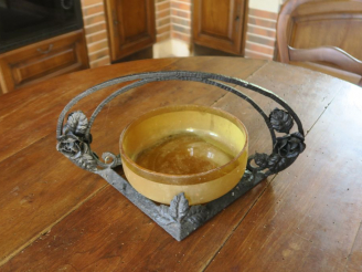 Vente aux enchères Centre de table Art Déco en fer forgé et verre à décor de fleurs. Dim.