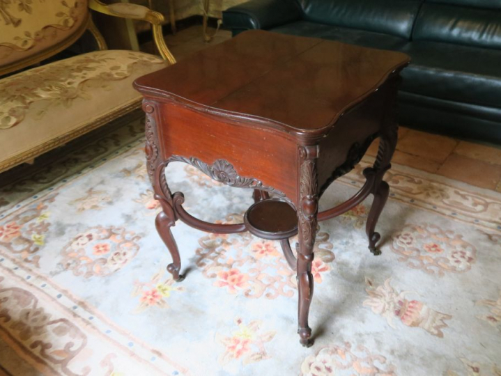 John BAGSHAW AND SOONS . Table à système en acajou et placage d'acajou