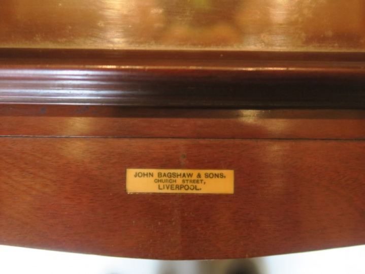 John BAGSHAW AND SOONS . Table à système en acajou et placage d'acajou