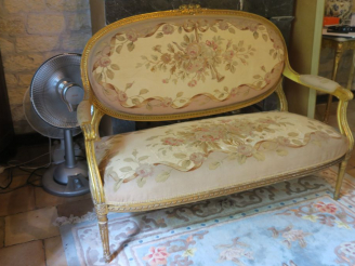 Vente aux enchères Mobilier de salon XIXème de style Louis XVI, en bois mouluré sculpté e