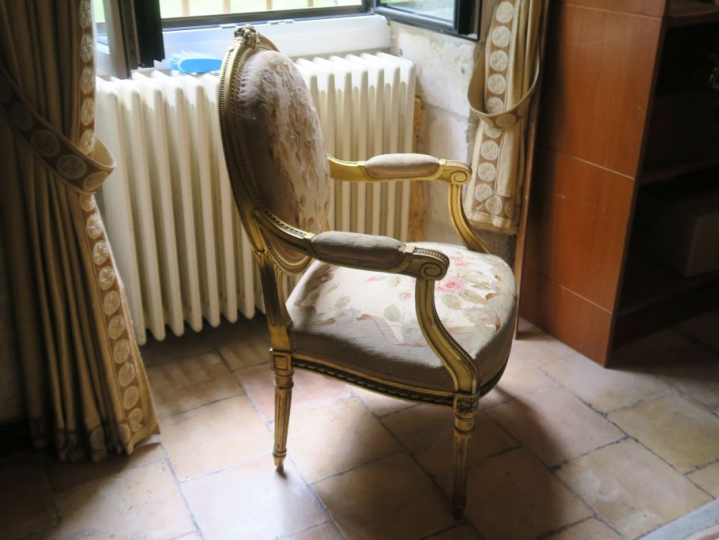 Mobilier de salon XIXème de style Louis XVI, en bois mouluré sculpté e