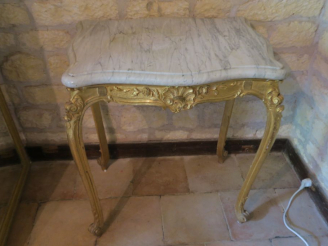 Vente aux enchères Table de milieu de style Louis XV en bois mouluré et sculpté à décor d