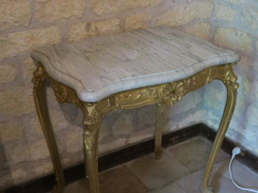 Table de milieu de style Louis XV en bois mouluré et sculpté à décor d