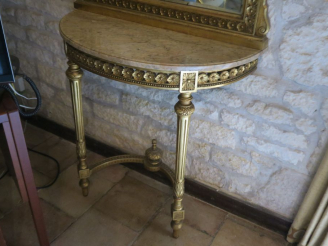 Vente aux enchères Console demi lune de style Louis XVI en bois doré mouluré et sculpté, 
