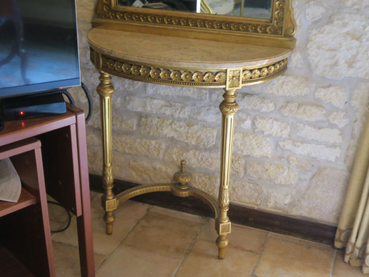 Console demi lune de style Louis XVI en bois doré mouluré et sculpté, 