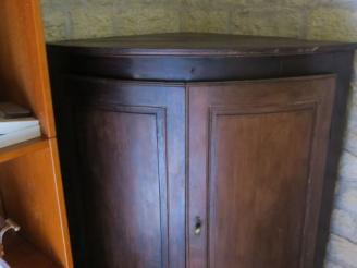 Vente aux enchères Encoignure XIXème en bois naturel mouluré, ouvrant à deux vantaux. Dim