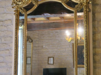 Vente aux enchères Grande glace Napoléon III en bois et stuc doré mouluré et sculpté, à d