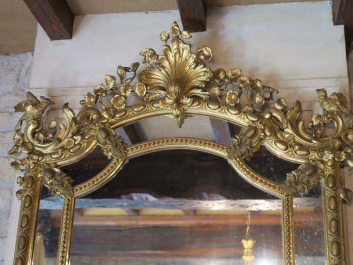 Grande glace Napoléon III en bois et stuc doré mouluré et sculpté, à d