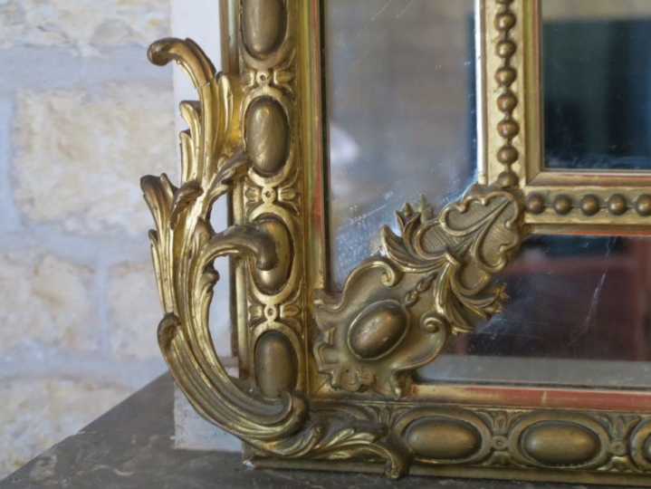 Grande glace Napoléon III en bois et stuc doré mouluré et sculpté, à d