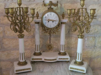 Vente aux enchères Garniture de cheminée de style Louis XVI en marbre blanc, bronze et la