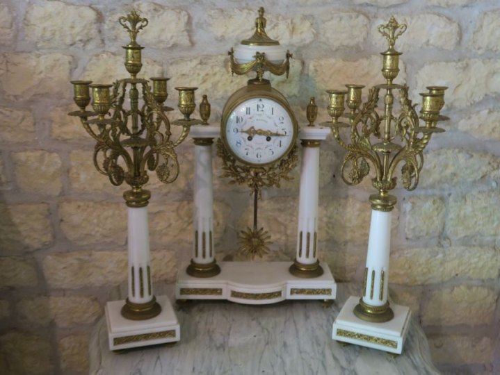 Garniture de cheminée de style Louis XVI en marbre blanc, bronze et la