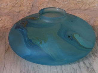 Vente aux enchères JOHN BOUILLET. Grand vase en verre fumé à décor mélé. Signé. Dim. 20 x