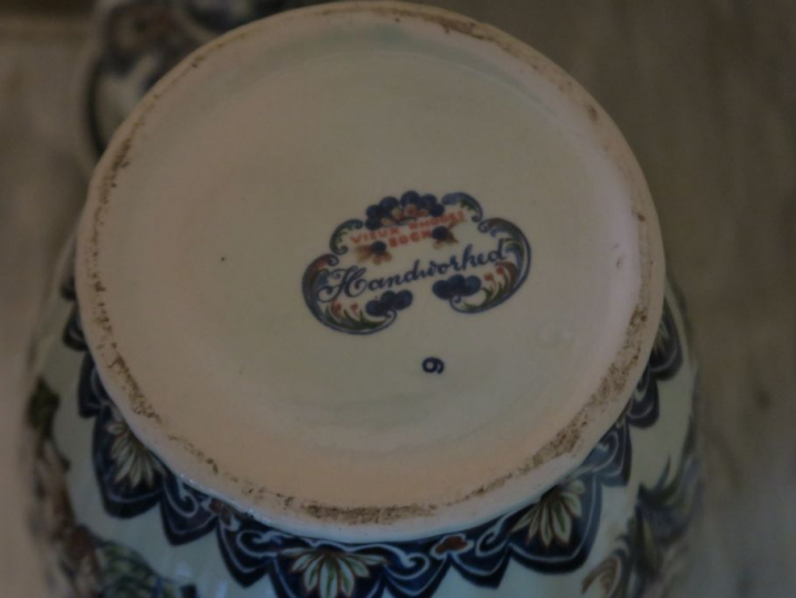 Potiche couverte en faience polychrome de Villeroy et Boch à décor de 