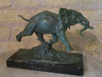 Vente aux enchères Ecole française XXème. "la charge de l'éléphant". Sculpture en régule 