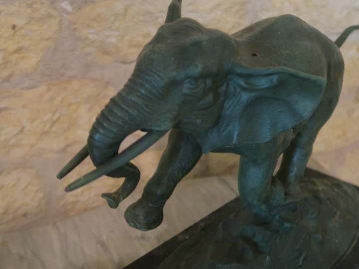 Ecole française XXème. "la charge de l'éléphant". Sculpture en régule 