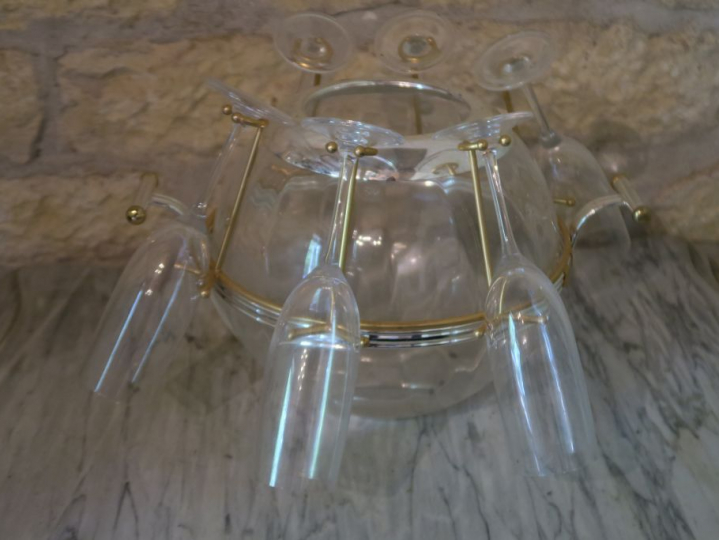 Rafraichissoir en verre et métal doré et six flutes à champagne en cri