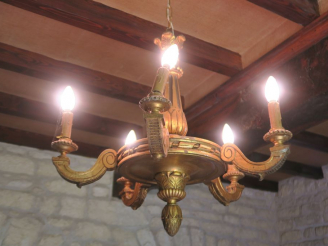 Vente aux enchères Lustre de style Louis XVI en bois sculpté et doré à décor de pomme de 