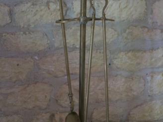 Vente aux enchères Nécessaire de cheminée XIXème de style Louis XIV à décor de mascarons 