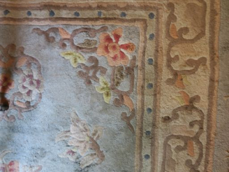 Vente aux enchères Tapis mécanique en laine à décor de fleurs polychromes. Dim. 174 x 179