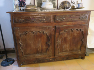 Vente aux enchères Buffet bas rustique de style Louis XV en bois mouluré ouvrant à deux v