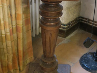 Vente aux enchères Sellette de style Louis XIII en bois naturel mouluré et tourné. H. 92 