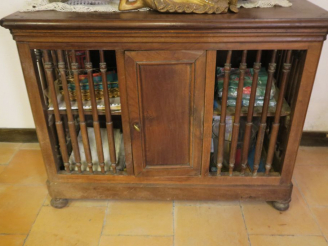 Vente aux enchères Pannetière XIXème en noyer ouvrant à une porte. Dim. 83 x 109 x 53 cm.