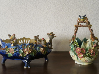 Vente aux enchères Jardinnière en barbotine à décor de cinq oiseaux en relief. Dim. 16 x 