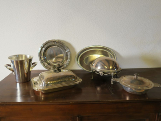 Vente aux enchères Seau à champagne une soupière un légumier  un réchaud 2 plats ronds et