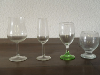 Vente aux enchères 14 flutes à champagne, 13 verres à pied, 9 verres à eau, 7 verres bico