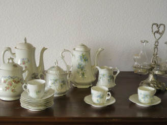 Vente aux enchères Partie de service à café en porcelaine comprenant : une cafetière, un 