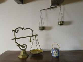 Vente aux enchères Théière en porcelaine de style Extreme Orient. 2 balances.