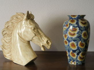 Vente aux enchères Vase en porcelaine à décor de fleurs de tournesol. H. 37 cm. Ecole fra