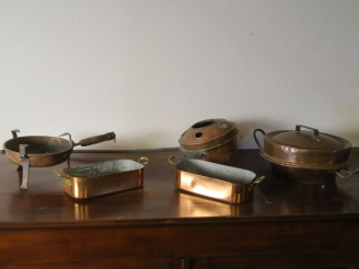 Vente aux enchères Un réchaud 2 poêles rectangulaires  bassinoire une daubière  l'ensembl