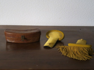 Vente aux enchères Paire d'épaulettes et une cartouchière en cuir.