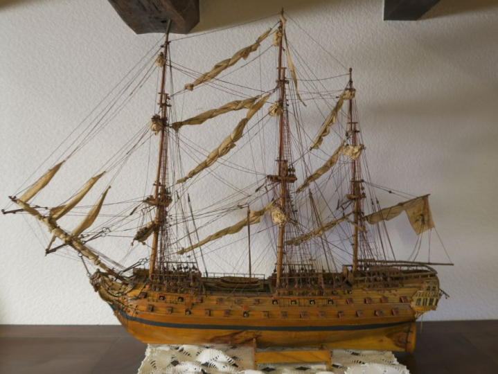 Une grande maquette de voilier.