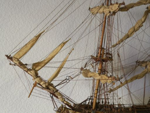 Une grande maquette de voilier.