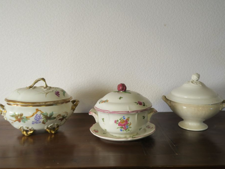 Grande soupière en porcelaine de Paris,  Une soupière sur son plateau 